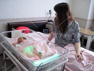 新生児黄疸　光線療法器（ビリベッド）